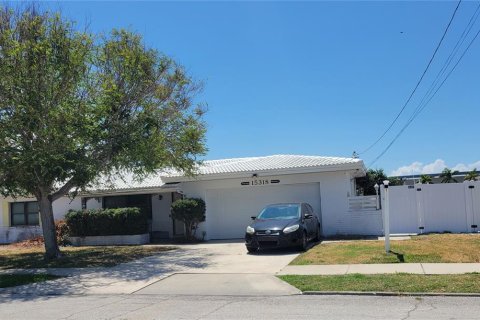 House in Madeira Beach, Florida 3 bedrooms, 145.3 sq.m. № 2299098