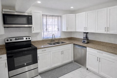 House in Miami Gardens, Florida 4 bedrooms, 139.35 sq.m. № 1997253 - photo 5