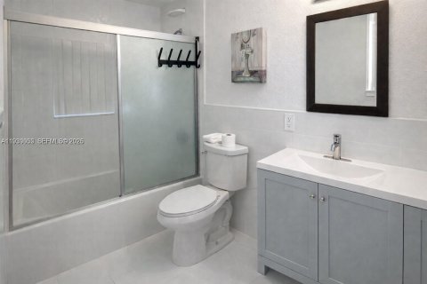 House in Miami Gardens, Florida 4 bedrooms, 139.35 sq.m. № 1997253 - photo 10