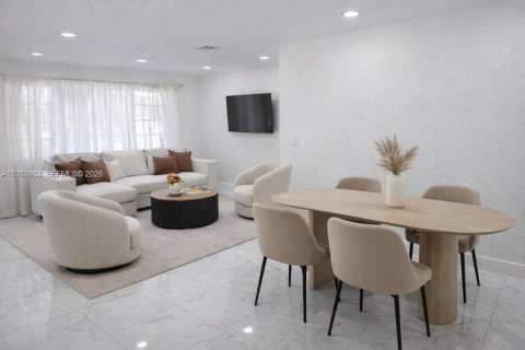 House in Miami Gardens, Florida 4 bedrooms, 139.35 sq.m. № 1997253 - photo 2