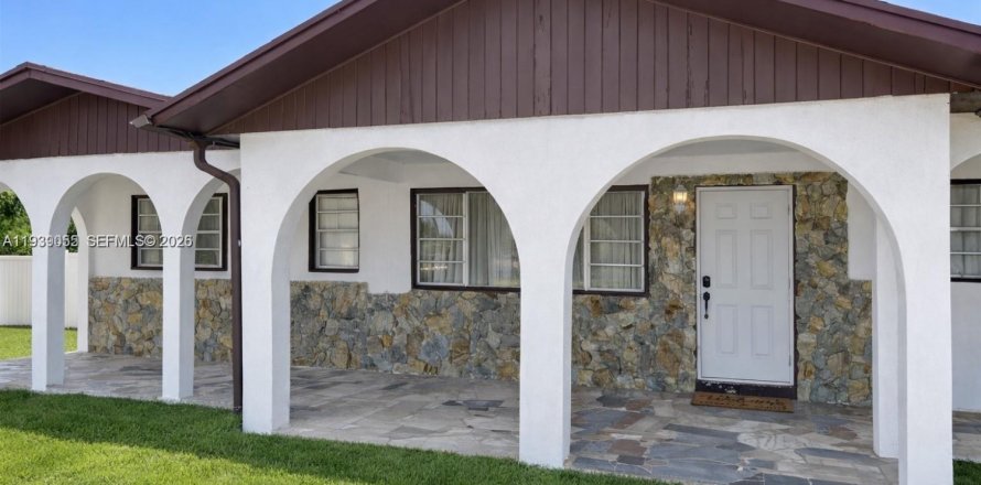 House in Miami Gardens, Florida 4 bedrooms, 139.35 sq.m. № 1997253