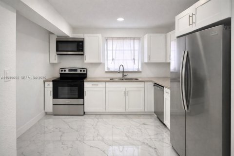 House in Miami Gardens, Florida 4 bedrooms, 139.35 sq.m. № 1997253 - photo 3