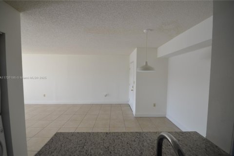 Condo in Miami, Florida, 1 bedroom  № 1486051 - photo 6