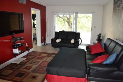Condo in Miami, Florida, 1 bedroom  № 1486051 - photo 1