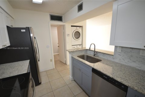 Condo in Miami, Florida, 1 bedroom  № 1486051 - photo 3