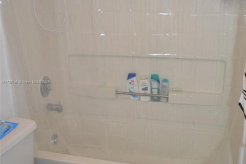 Condo in Miami, Florida, 1 bedroom  № 1486051 - photo 16
