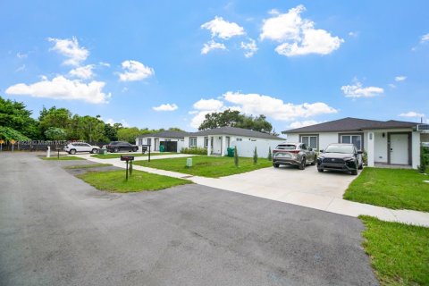 Casa en alquiler en Miami, Florida, 4 dormitorios, 135.27 m2 № 1928338 - foto 2