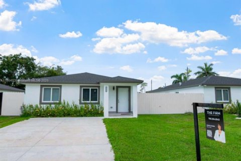 Casa en alquiler en Miami, Florida, 4 dormitorios, 135.27 m2 № 1928338 - foto 1