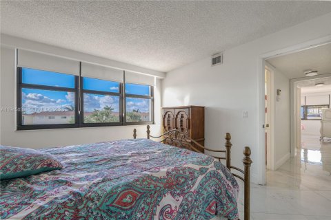 Condo in Hollywood, Florida, 2 bedrooms № 2054450 - photo 23