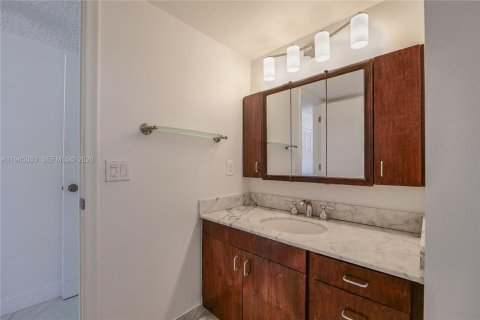 Condo in Hollywood, Florida, 2 bedrooms № 2054450 - photo 18