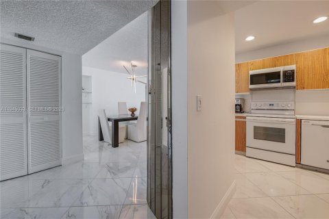 Condo in Hollywood, Florida, 2 bedrooms № 2054450 - photo 8