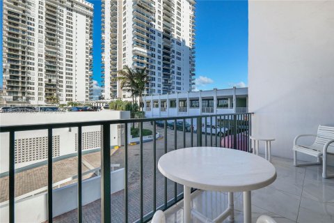 Condo in Hollywood, Florida, 2 bedrooms № 2054450 - photo 3