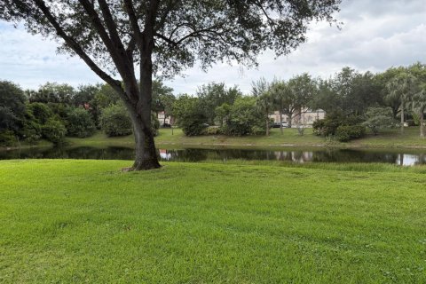 Condo in West Palm Beach, Florida, 2 bedrooms № 2245795 - photo 8