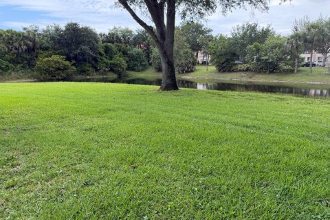 Condo in West Palm Beach, Florida, 2 bedrooms № 2245795 - photo 16