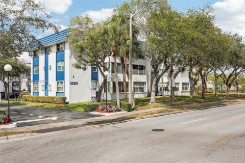 Condo in Margate, Florida, 1 bedroom  № 2031682 - photo 1