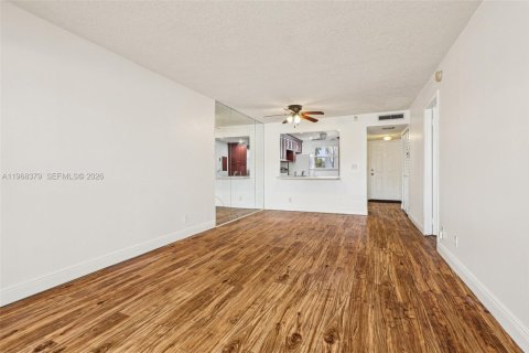 Condo in Margate, Florida, 1 bedroom  № 2031682 - photo 25