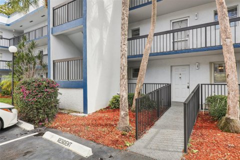 Condo in Margate, Florida, 1 bedroom  № 2031682 - photo 3