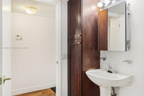 Condo in Margate, Florida, 1 bedroom  № 2031682 - photo 11