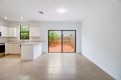Townhouse in Florida City, Florida 4 bedrooms, 146.79 sq.m. № 1872412 - photo 11