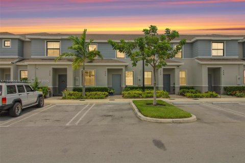 Townhouse in Florida City, Florida 4 bedrooms, 146.79 sq.m. № 1872412 - photo 6