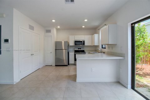 Townhouse in Florida City, Florida 4 bedrooms, 146.79 sq.m. № 1872412 - photo 8