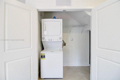 Townhouse in Florida City, Florida 4 bedrooms, 146.79 sq.m. № 1872412 - photo 10