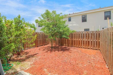 Townhouse in Florida City, Florida 4 bedrooms, 146.79 sq.m. № 1872412 - photo 13