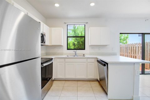 Townhouse in Florida City, Florida 4 bedrooms, 146.79 sq.m. № 1872412 - photo 9