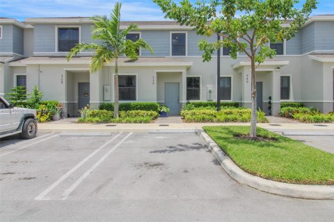 Townhouse in Florida City, Florida 4 bedrooms, 146.79 sq.m. № 1872412 - photo 1