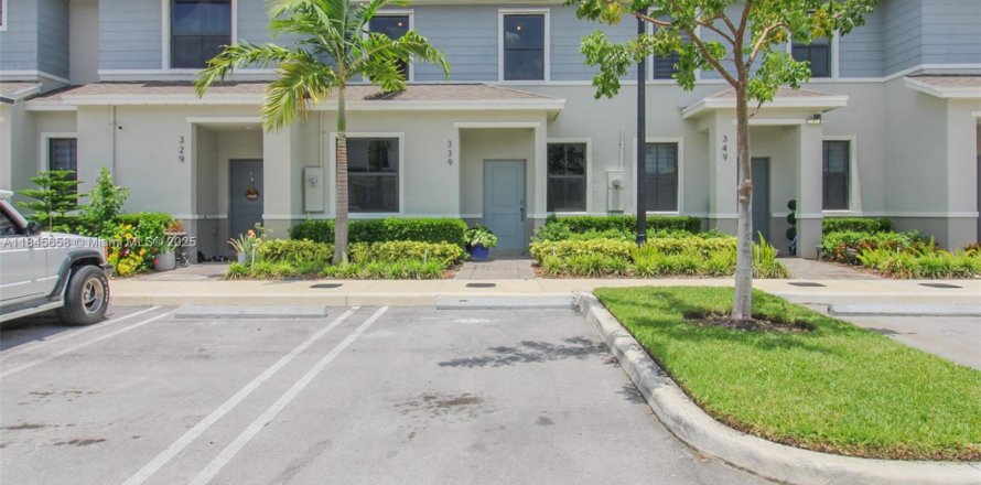Townhouse in Florida City, Florida 4 bedrooms, 146.79 sq.m. № 1872412
