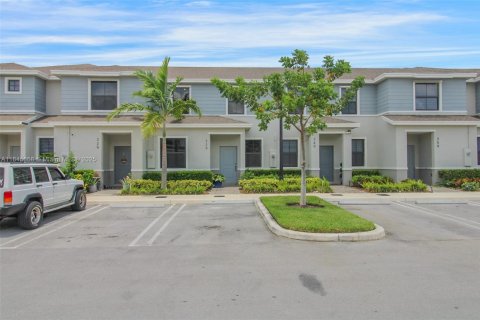 Townhouse in Florida City, Florida 4 bedrooms, 146.79 sq.m. № 1872412 - photo 5