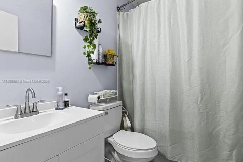 House in Lake Worth, Florida 6 bedrooms, 292.18 sq.m. № 1953646 - photo 15