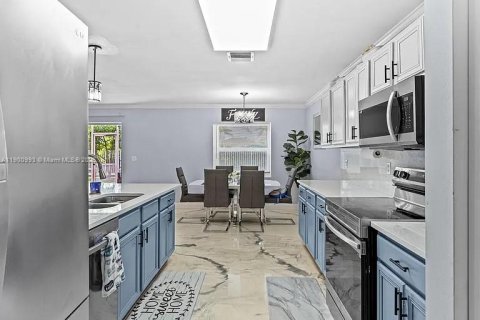 House in Lake Worth, Florida 6 bedrooms, 292.18 sq.m. № 1953646 - photo 7