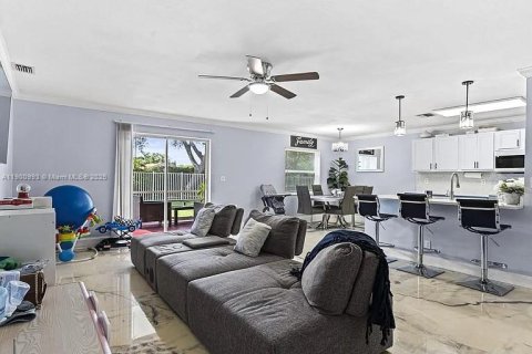 House in Lake Worth, Florida 6 bedrooms, 292.18 sq.m. № 1953646 - photo 14