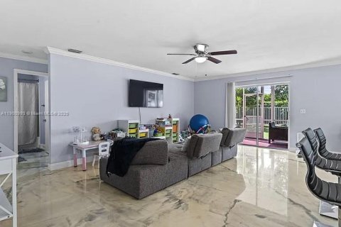 House in Lake Worth, Florida 6 bedrooms, 292.18 sq.m. № 1953646 - photo 13