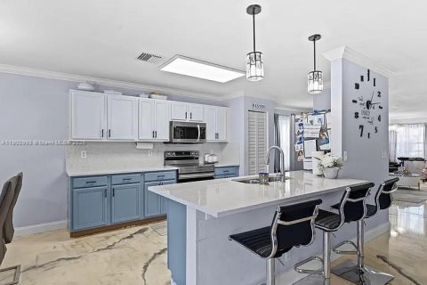 House in Lake Worth, Florida 6 bedrooms, 292.18 sq.m. № 1953646 - photo 11