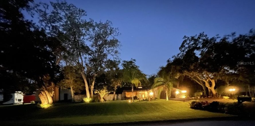 House in New Port Richey, Florida 4 bedrooms, 446.4 sq.m. № 1801705