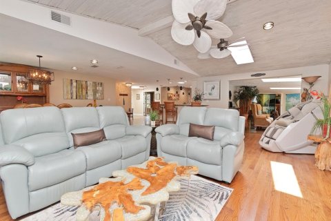 House in New Port Richey, Florida 4 bedrooms, 446.4 sq.m. № 1801705 - photo 19