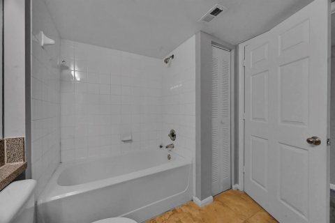 Condo in Jensen Beach, Florida, 3 bedrooms № 2350791 - photo 29