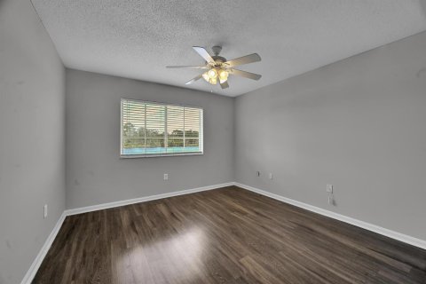 Condo in Jensen Beach, Florida, 3 bedrooms № 2350791 - photo 27