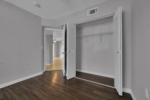 Condo in Jensen Beach, Florida, 3 bedrooms № 2350791 - photo 15