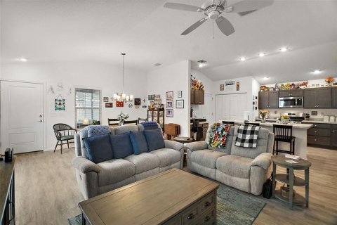 House in The Villages, Florida 2 bedrooms, 116.78 sq.m. № 1530716 - photo 12