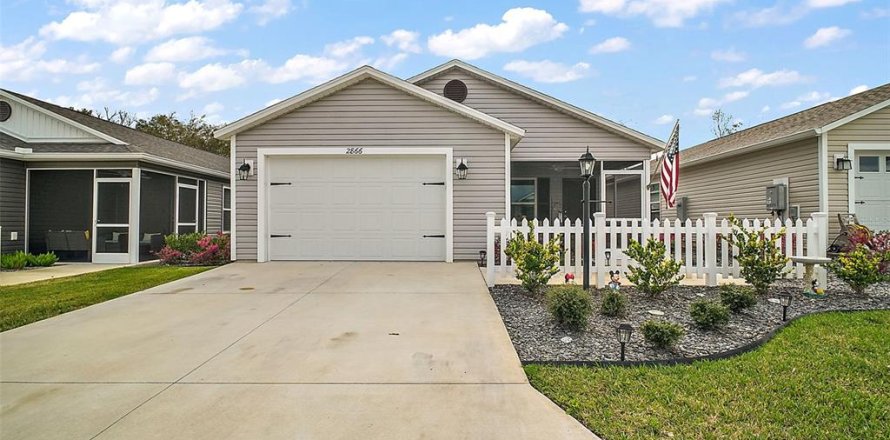 House in The Villages, Florida 2 bedrooms, 116.78 sq.m. № 1530716