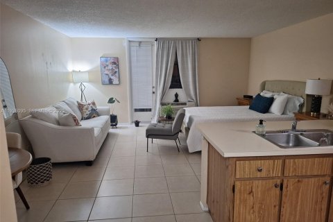 Condo in Coral Springs, Florida  № 1994236 - photo 9