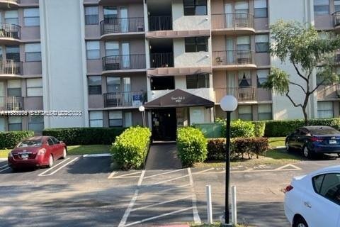 Condo in Coral Springs, Florida  № 1994236 - photo 1