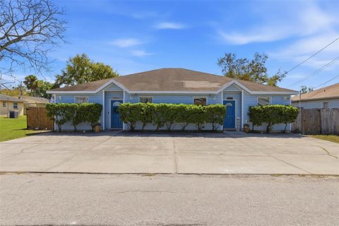 Commercial property in New Port Richey, Florida 6 bedrooms, 233.93 sq.m. № 2094741