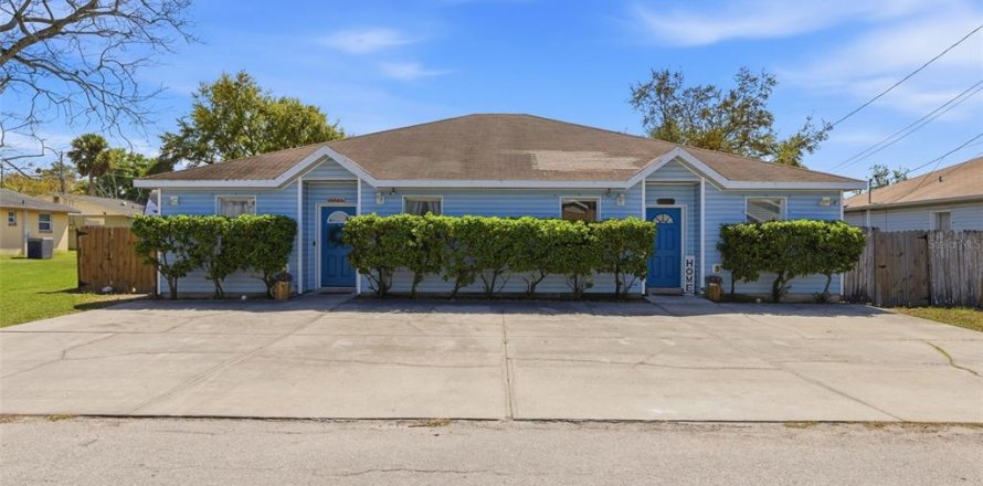 Commercial property in New Port Richey, Florida 6 bedrooms, 233.93 sq.m. № 2094741