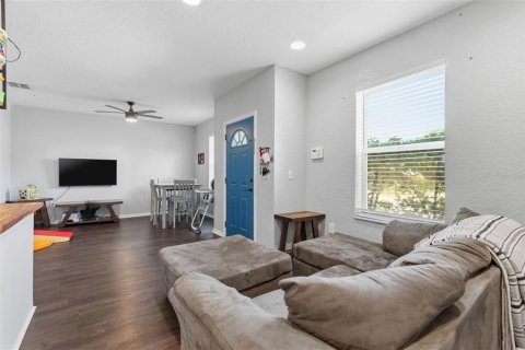 Commercial property in New Port Richey, Florida 6 bedrooms, 233.93 sq.m. № 2094741 - photo 6