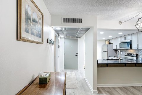 Condo in Largo, Florida, 2 bedrooms  № 1690146 - photo 9