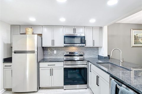 Condo in Largo, Florida, 2 bedrooms  № 1690146 - photo 5